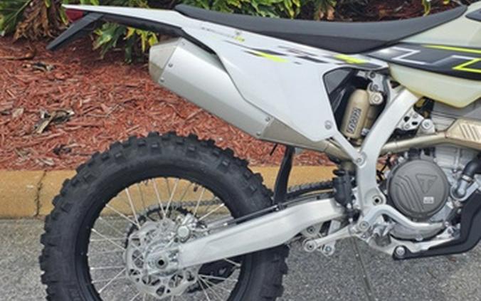 2026 Triumph TF 250-E Jet Black/Pure White 250-E