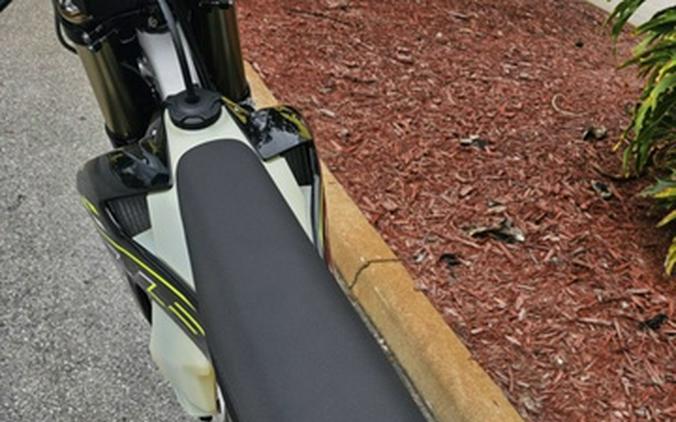 2026 Triumph TF 250-E Jet Black/Pure White 250-E