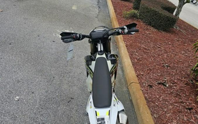 2026 Triumph TF 250-E Jet Black/Pure White 250-E