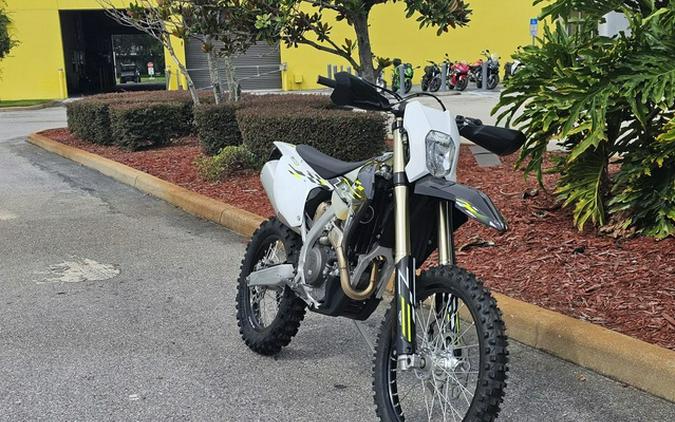 2026 Triumph TF 250-E Jet Black/Pure White 250-E