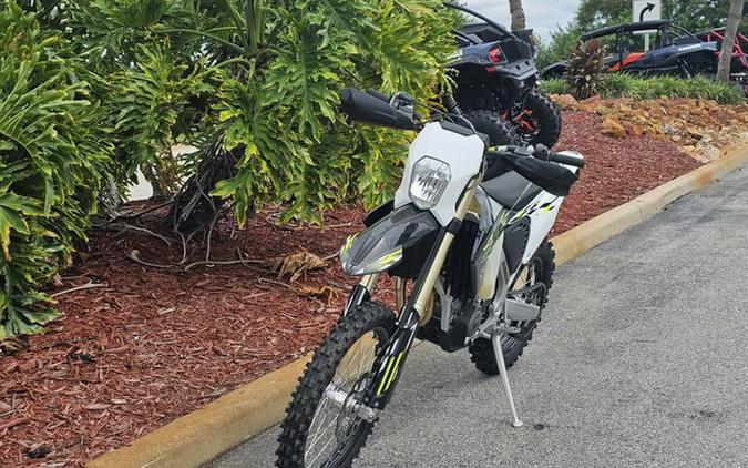 2026 Triumph TF 250-E Jet Black/Pure White 250-E