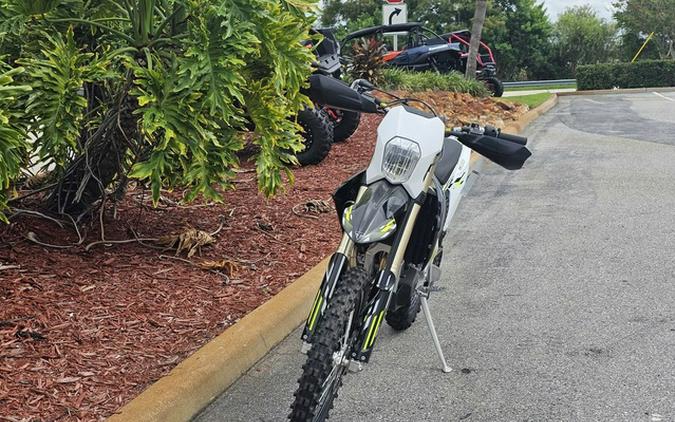 2026 Triumph TF 250-E Jet Black/Pure White 250-E