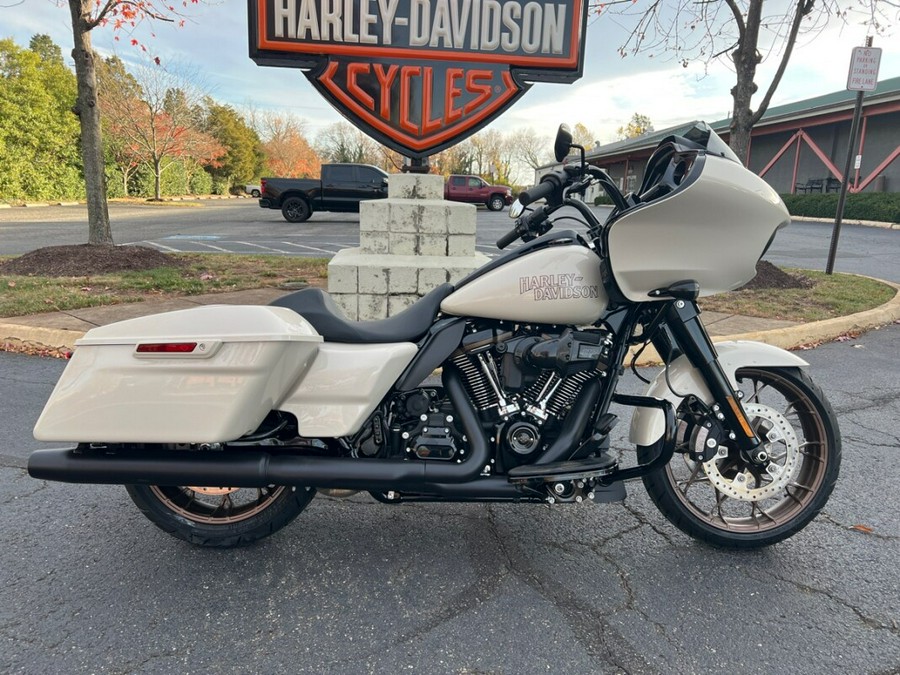 2023 FLTRXST Road Glide® ST in White Sand Pearl