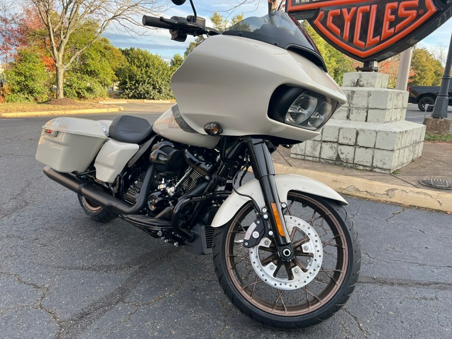 2023 FLTRXST Road Glide® ST in White Sand Pearl