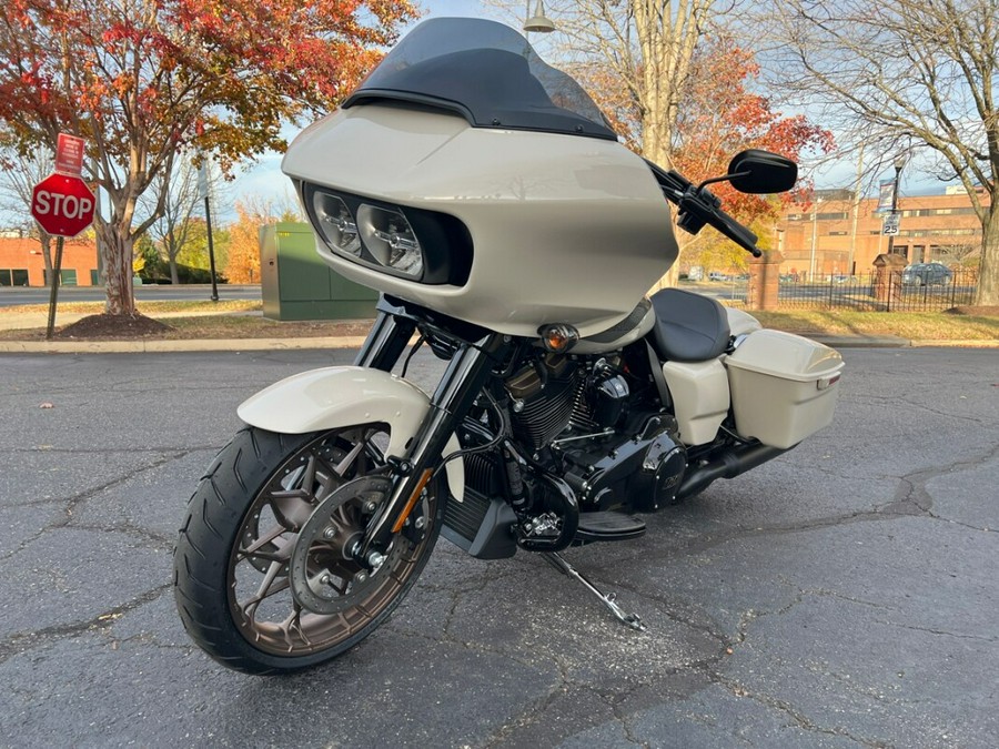 2023 FLTRXST Road Glide® ST in White Sand Pearl