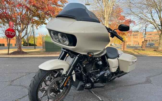 2023 FLTRXST Road Glide® ST in White Sand Pearl