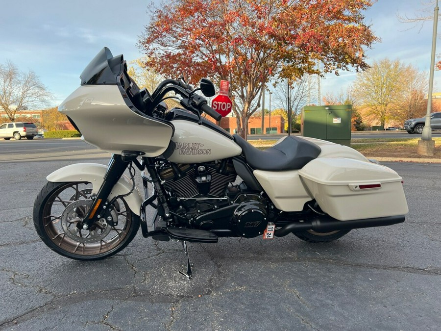 2023 FLTRXST Road Glide® ST in White Sand Pearl