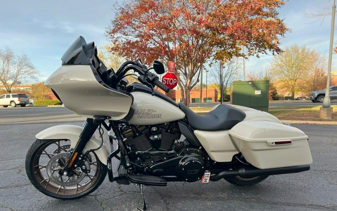 2023 FLTRXST Road Glide® ST in White Sand Pearl