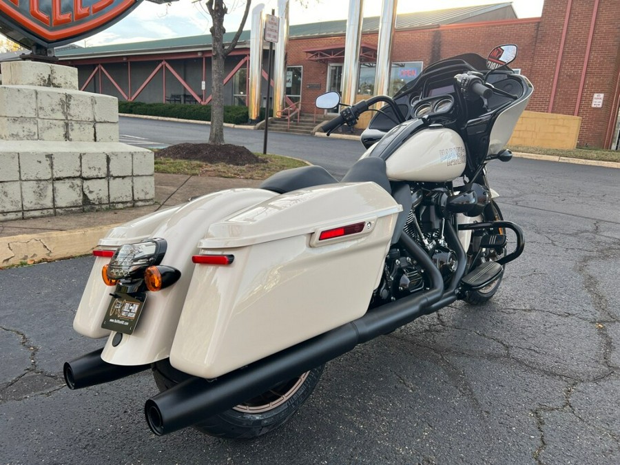 2023 FLTRXST Road Glide® ST in White Sand Pearl