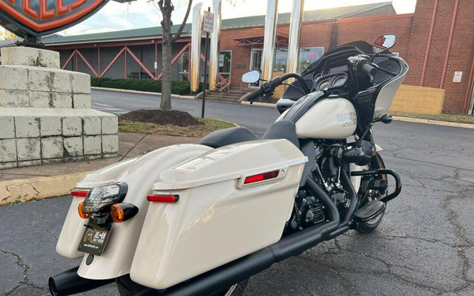 2023 FLTRXST Road Glide® ST in White Sand Pearl