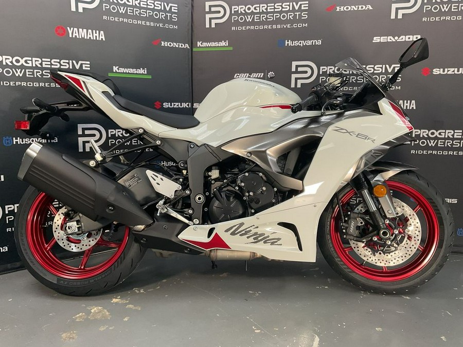 2024 Kawasaki Ninja® ZX™-6R ABS Pearl Robotic White/Metallic Graphite Gray