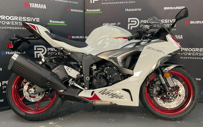 2024 Kawasaki Ninja® ZX™-6R ABS Pearl Robotic White/Metallic Graphite Gray