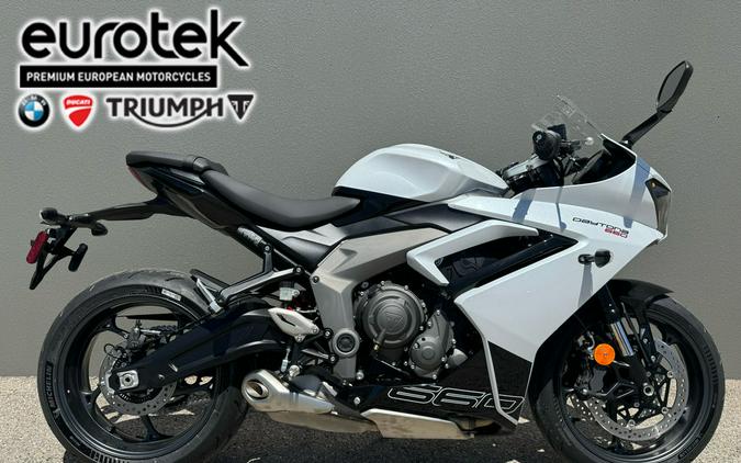 2025 Triumph Daytona 660 Snowdonia White/Sapphire Black