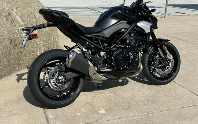 2025 Kawasaki Z900 ABS Metallic Spark Black/Metallic Carbon Gray