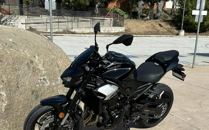 2025 Kawasaki Z900 ABS Metallic Spark Black/Metallic Carbon Gray
