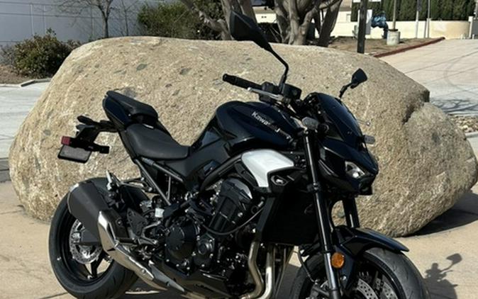 2025 Kawasaki Z900 ABS Metallic Spark Black/Metallic Carbon Gray