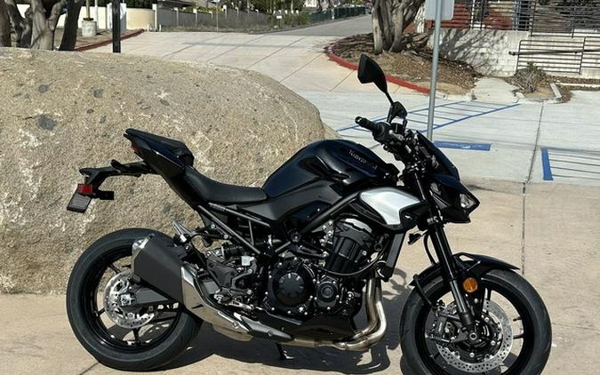2025 Kawasaki Z900 ABS Metallic Spark Black/Metallic Carbon Gray