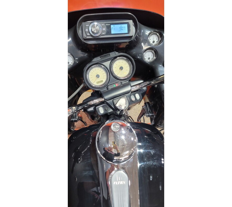 2013 Harley-Davidson® Road Glide® Custom BLACK W/ PINSTRIPE