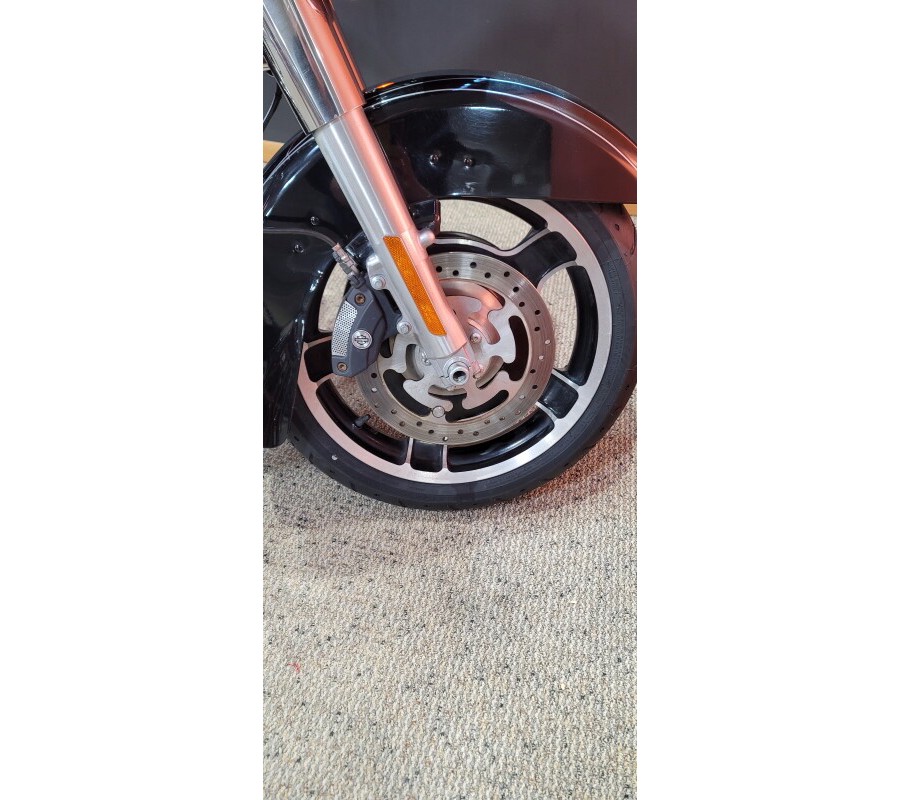 2013 Harley-Davidson® Road Glide® Custom BLACK W/ PINSTRIPE