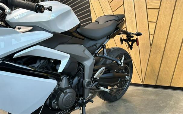 2025 Triumph Daytona 660 Snowdonia White/Sapphire Black 660 SNOWDONIA WHITE SAPPHIRE BLACK