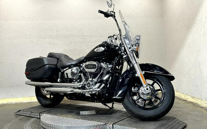 Harley-Davidson® Heritage Classic 114 2022 Vivid Black (Black Finish w/Cast Wheels)