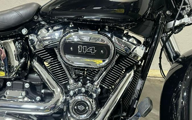 Harley-Davidson® Heritage Classic 114 2022 Vivid Black (Black Finish w/Cast Wheels)