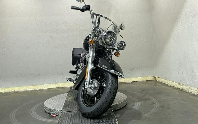 Harley-Davidson® Heritage Classic 114 2022 Vivid Black (Black Finish w/Cast Wheels)