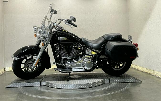 Harley-Davidson® Heritage Classic 114 2022 Vivid Black (Black Finish w/Cast Wheels)