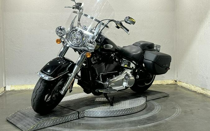 Harley-Davidson® Heritage Classic 114 2022 Vivid Black (Black Finish w/Cast Wheels)