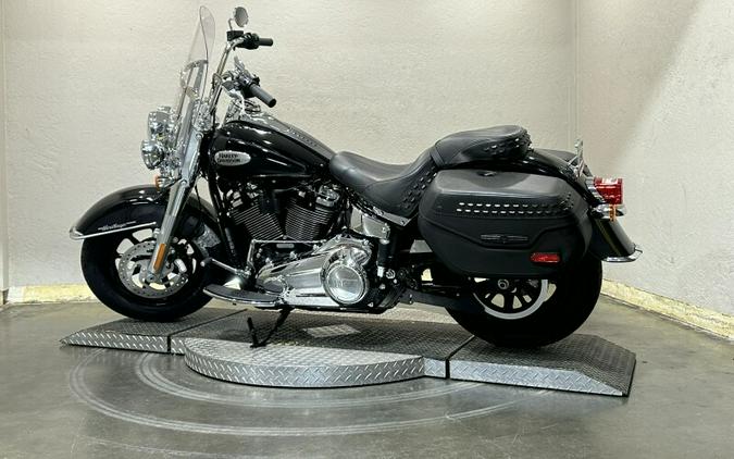 Harley-Davidson® Heritage Classic 114 2022 Vivid Black (Black Finish w/Cast Wheels)