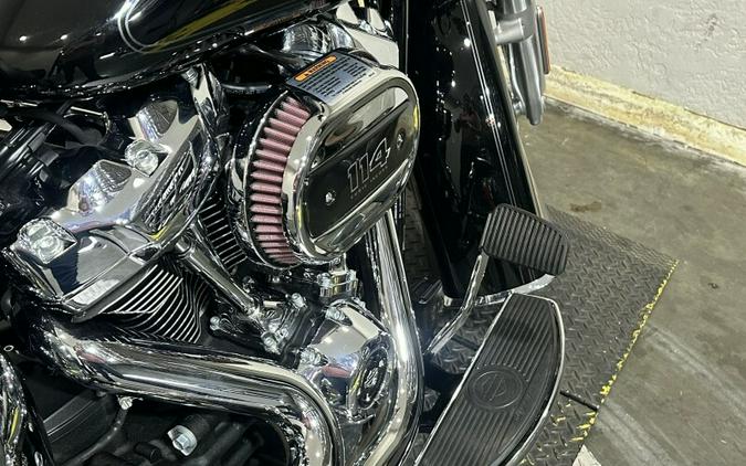 Harley-Davidson® Heritage Classic 114 2022 Vivid Black (Black Finish w/Cast Wheels)