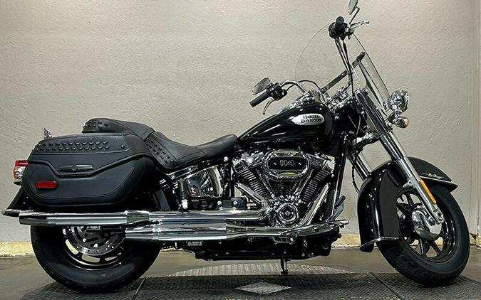 Harley-Davidson® Heritage Classic 114 2022 Vivid Black (Black Finish w/Cast Wheels)