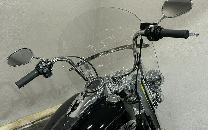 Harley-Davidson® Heritage Classic 114 2022 Vivid Black (Black Finish w/Cast Wheels)
