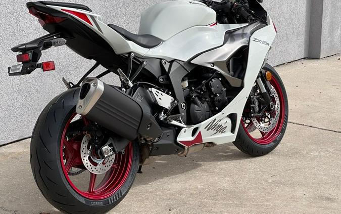 2024 Kawasaki Ninja® ZX™-6R Pearl Robotic White/Metallic Graphite Gray