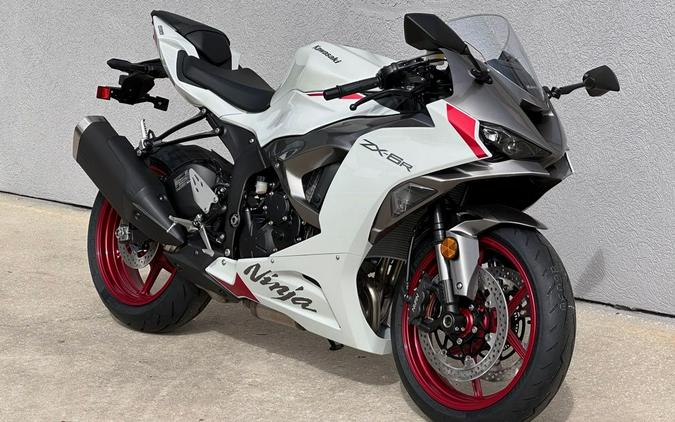 2024 Kawasaki Ninja® ZX™-6R Pearl Robotic White/Metallic Graphite Gray