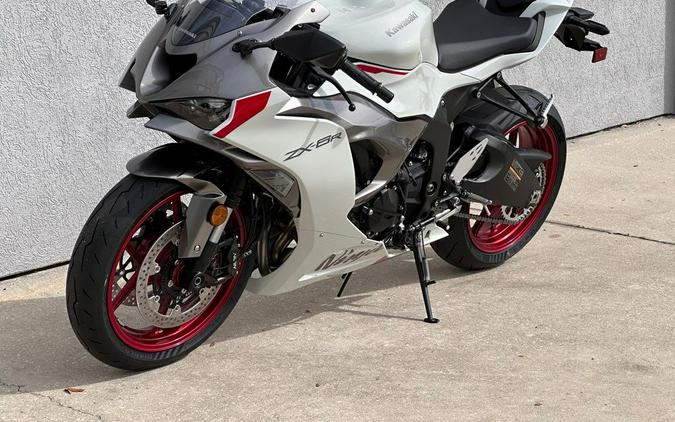 2024 Kawasaki Ninja® ZX™-6R Pearl Robotic White/Metallic Graphite Gray