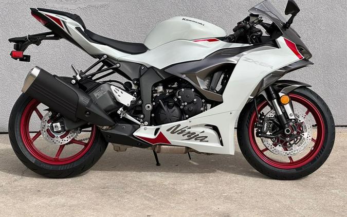 2024 Kawasaki Ninja® ZX™-6R Pearl Robotic White/Metallic Graphite Gray