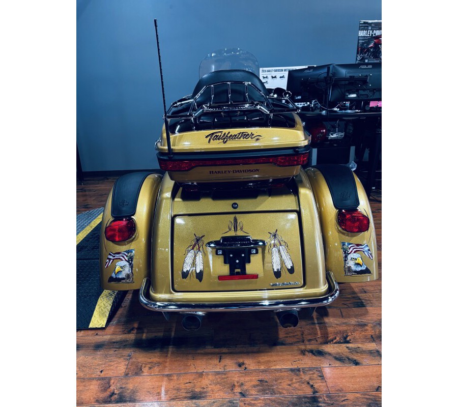 2017 Harley-Davidson® Tri Glide® Ultra BLKHGLD/BLK QTZ W/PINSTRIPE