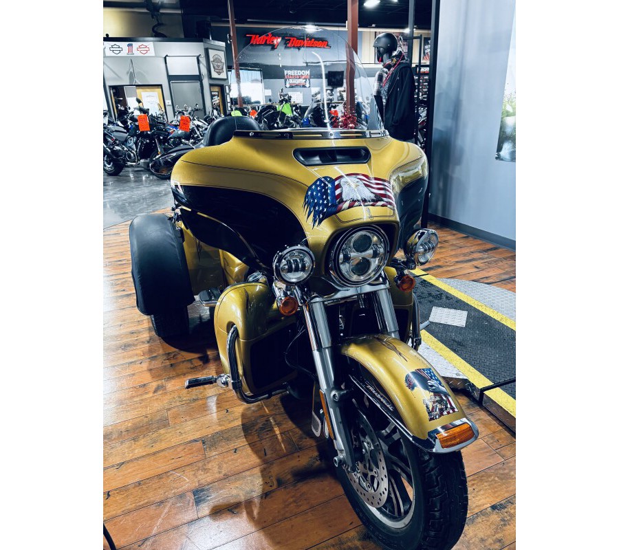 2017 Harley-Davidson® Tri Glide® Ultra BLKHGLD/BLK QTZ W/PINSTRIPE