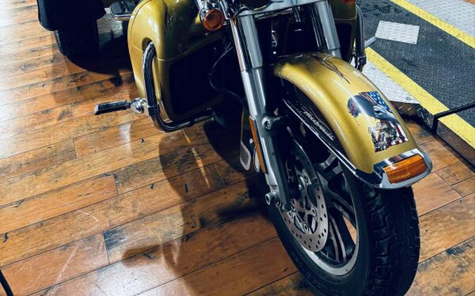 2017 Harley-Davidson® Tri Glide® Ultra BLKHGLD/BLK QTZ W/PINSTRIPE