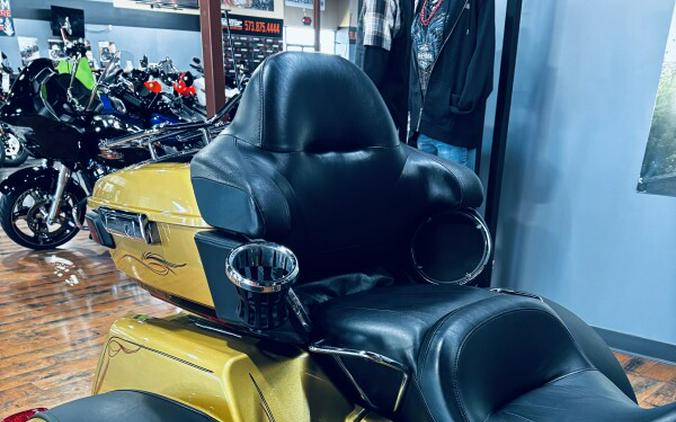 2017 Harley-Davidson® Tri Glide® Ultra BLKHGLD/BLK QTZ W/PINSTRIPE