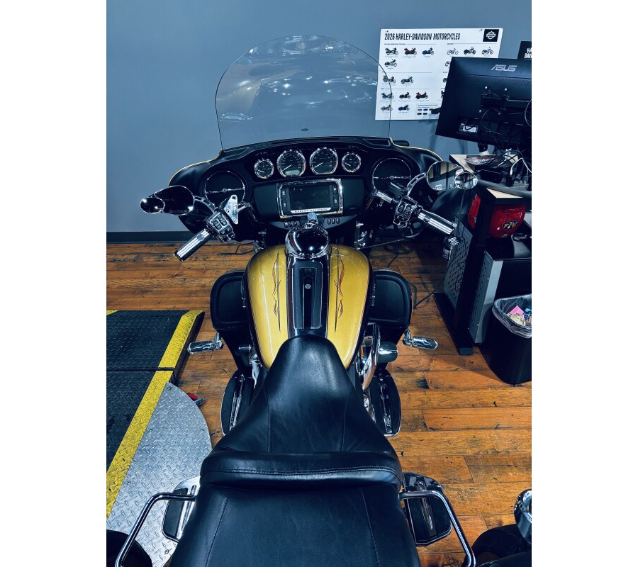 2017 Harley-Davidson® Tri Glide® Ultra BLKHGLD/BLK QTZ W/PINSTRIPE