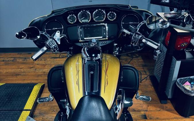 2017 Harley-Davidson® Tri Glide® Ultra BLKHGLD/BLK QTZ W/PINSTRIPE