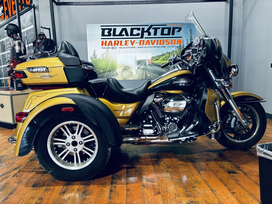 2017 Harley-Davidson® Tri Glide® Ultra BLKHGLD/BLK QTZ W/PINSTRIPE