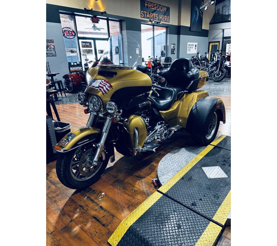 2017 Harley-Davidson® Tri Glide® Ultra BLKHGLD/BLK QTZ W/PINSTRIPE