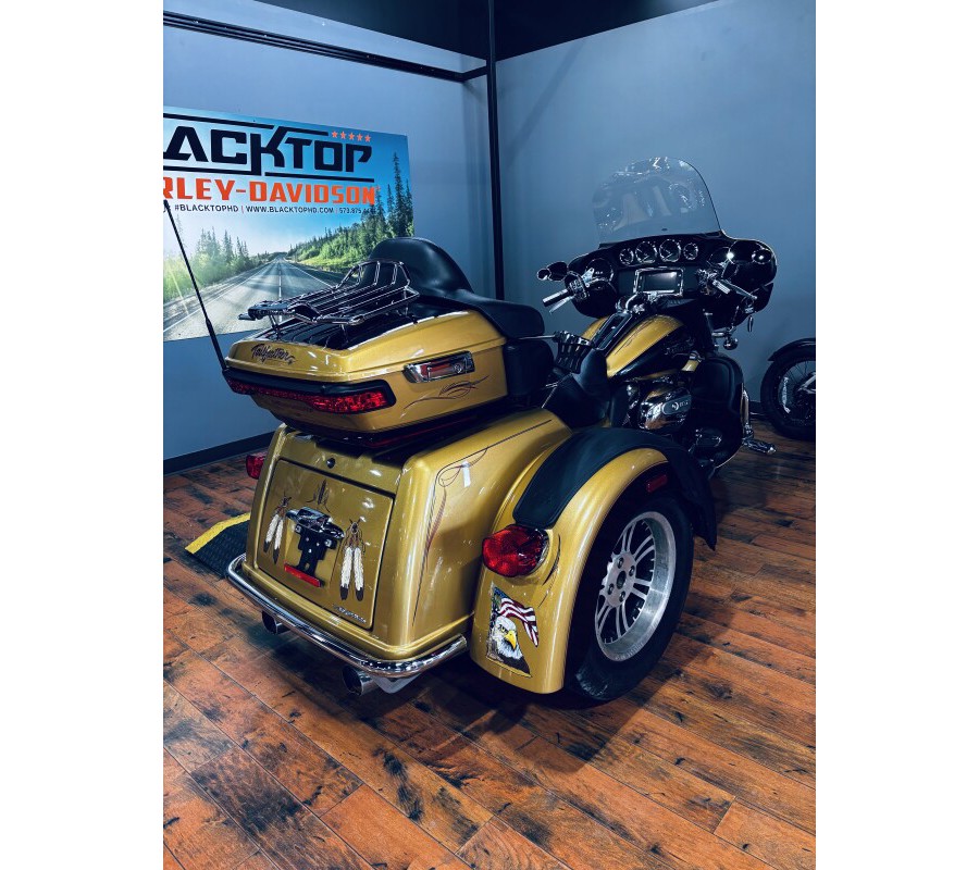 2017 Harley-Davidson® Tri Glide® Ultra BLKHGLD/BLK QTZ W/PINSTRIPE