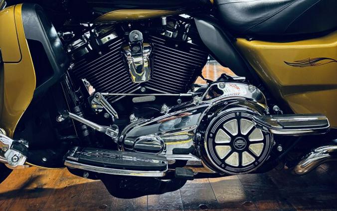 2017 Harley-Davidson® Tri Glide® Ultra BLKHGLD/BLK QTZ W/PINSTRIPE