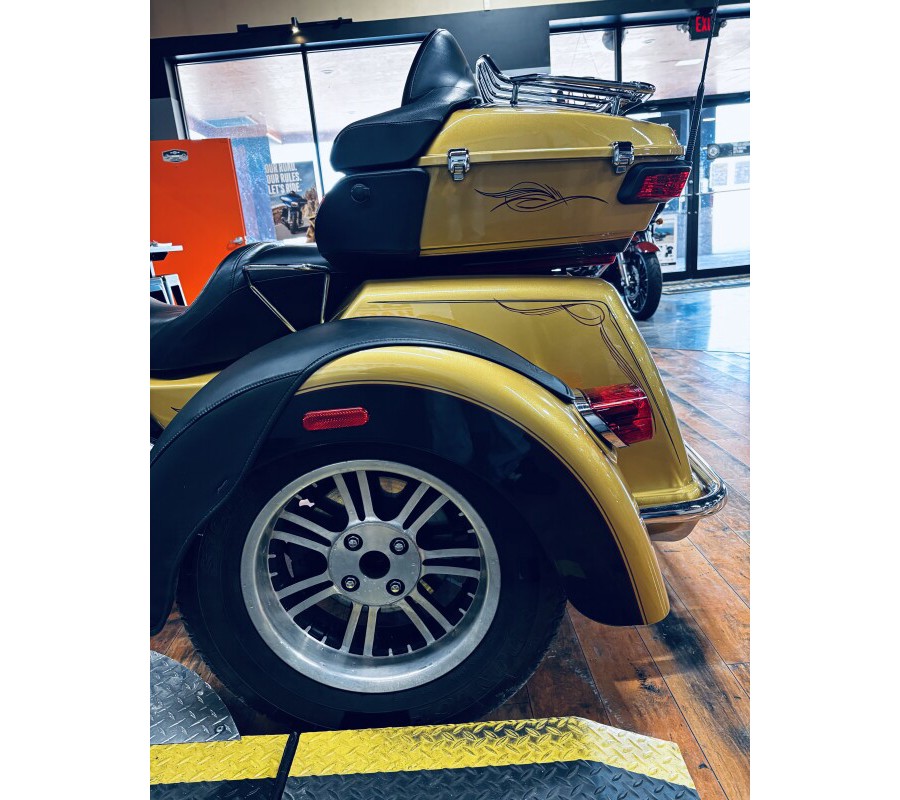 2017 Harley-Davidson® Tri Glide® Ultra BLKHGLD/BLK QTZ W/PINSTRIPE