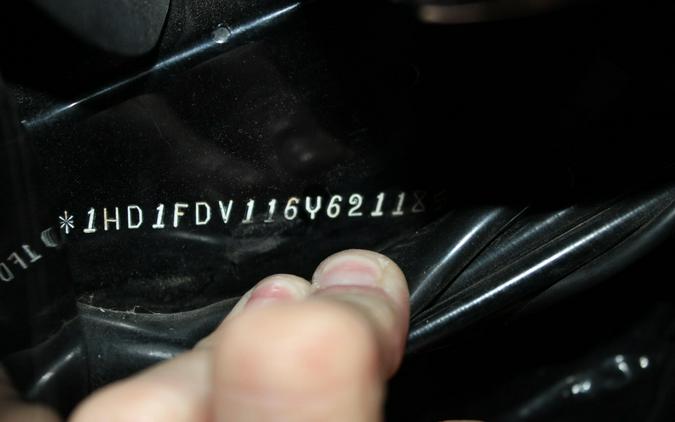 2006 Harley-Davidson® Road King® BLACK W/PINSTRIPE