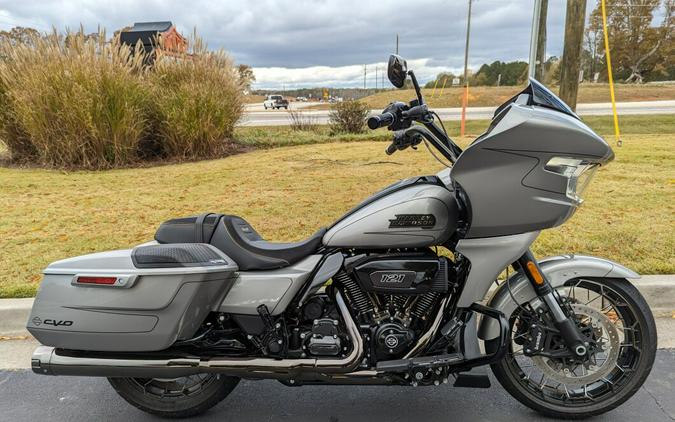 2023 Harley-Davidson® CVO™ Street Glide® Dark Platinum w/ Pinstripe